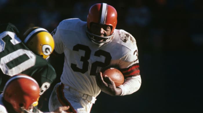 Jim Brown running the ball against the Packers